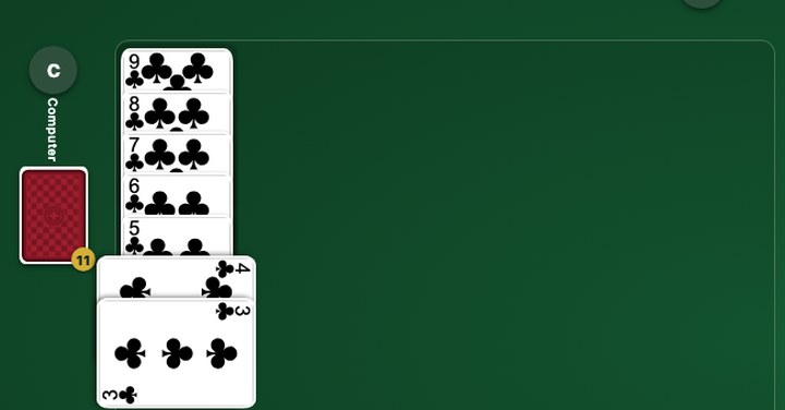 Una escalera de buraco limpio de siete cartas, armada sobre el paño.
